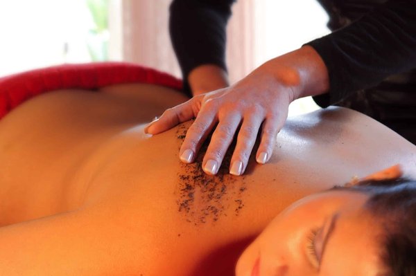 Quels sont les avantages de l'exfoliation chimique pour la peau ?