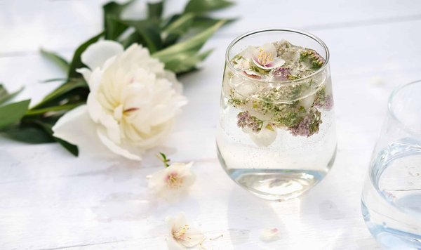 Quelles astuces pour intégrer des éléments floraux dans des tenues d'automne ?
