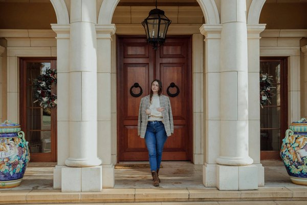 Comment marier des chaussures compensées avec des tenues business décontractées ?